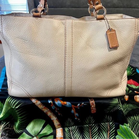 Coach Chelsea Pebble Leather Tote Bag Chalk Tan Work School Casual 
D1082-F12340 - Picture 2 of 13